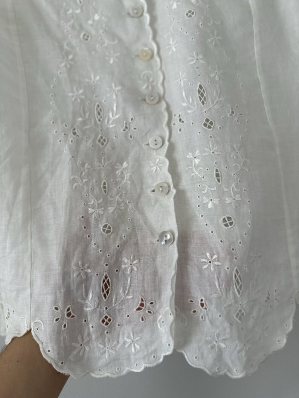 Vintage Cabi 100% Linen Eyelet Embroidered Button Down Top Delicate Cottage XL - Picture 9 of 11